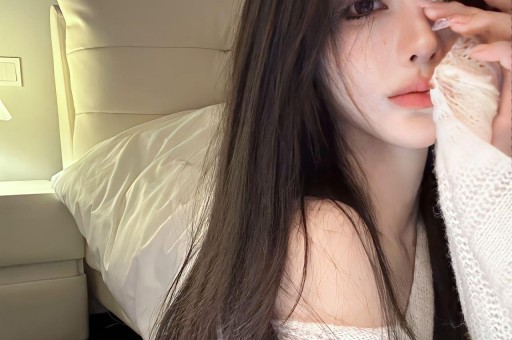 刚分手一周！八卦媒体爆料：维尼修斯在私人场所与数位女性聚会